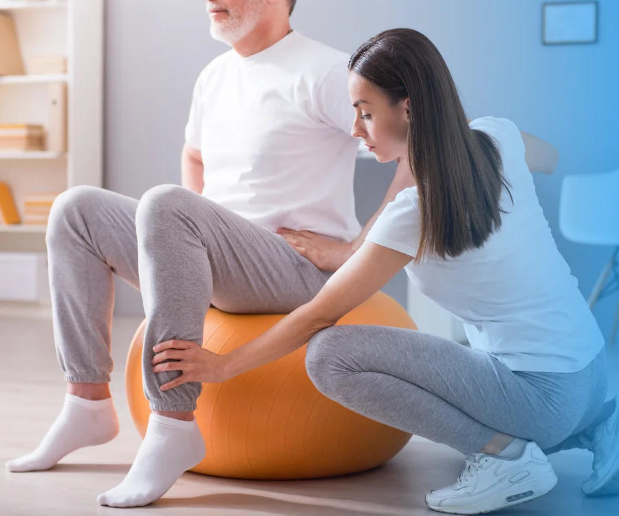 Fisioterapeuta atendendo paciente